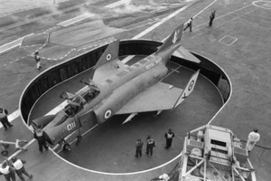 Avión HMS Ark Royal Fleet Air Arm A McDonnell Douglas Phantom F- Foto 4x6 - Imagen 1 de 1