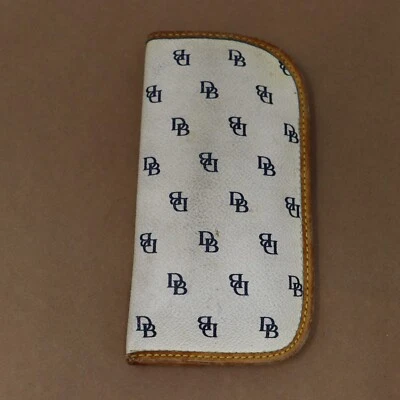 Gafas de sol de cuero Dooney And Bourke soporte para gafas blanco azul estampado de firma Foto 1 de 4