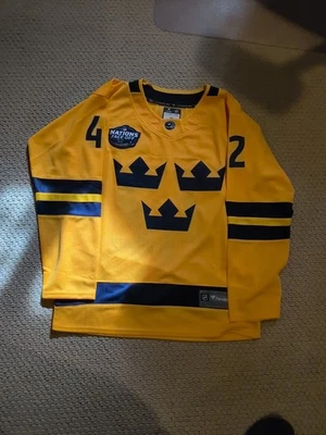 Camiseta de hockey 4 Nation Face Off Team Suecia Gustov Forsling #42 talla mediana nueva sin etiquetas Foto 1 de 4