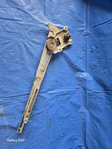 84-90 TOYOTA VAN WAGON RIGHT/PASSENGER SIDE FRT MANUAL WINDOW REGULATOR 17433 - Picture 1 of 2