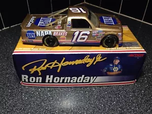 Camión de carreras Chevy Action Ron Hornaday 1/24 Napa Gold 1997 #16 diecast P249725241 - Imagen 1 de 6