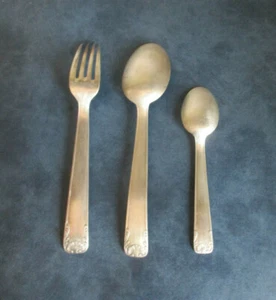 Lot de trois couverts en argent métal, orfèvrerie à déterminer : fourchette... - Imagen 1 de 9