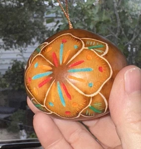 Handgeschnitztes & bemaltes Kürbis Ornament - Volkskunst im peruanischen Stil 15 - Bild 1 von 5