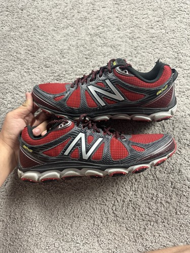Scarpe New Balance Uomo 9.5 Rosso Grigio MT810v2 Trail Running USA Sneakers MT81RW2