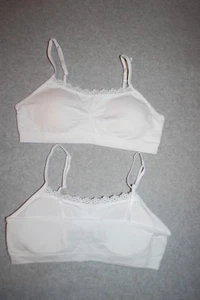 Girls 2 LOT SEAMLESS SPORTS BRA Pullover WHITE / LACE TRIM Padded 28 30 34 36 - Picture 1 of 1