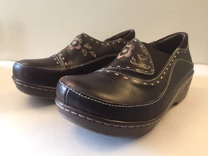 Spring Step L'Artiste Burbank Brown Leather Embossed Design Clogs Shoes 39/8-8.5 - Picture 1 of 12
