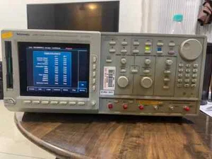 Tektronix AWG710B 400MHz 2.4GBit/s AWG TESTED 32 Mbit mem Function generator-- - Picture 1 of 7