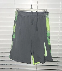 Pantalones cortos deportivos Nike Dri-Fit grises con ribete verde talla grande para niños - Imagen 1 de 5