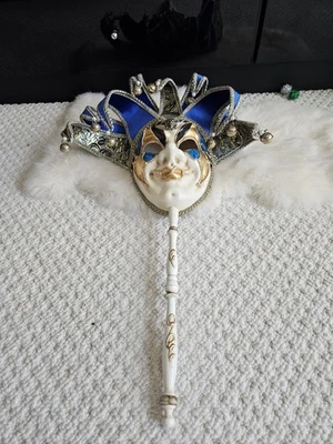 Máscara de bufón veneciano pintada a mano con mango de ópera Marde Gras grande Foto 1 de 4