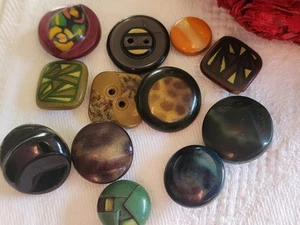Lot 12 boutons anciens en celluloid panaché collection 1,1 à 1,8 cm ref 5682 - Foto 1 di 7
