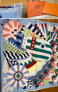 Sciarpa di seta Hermes Carre 90 Cheval de Fete blu con etichette scatola borsa mai usata. - Foto 1 di 9