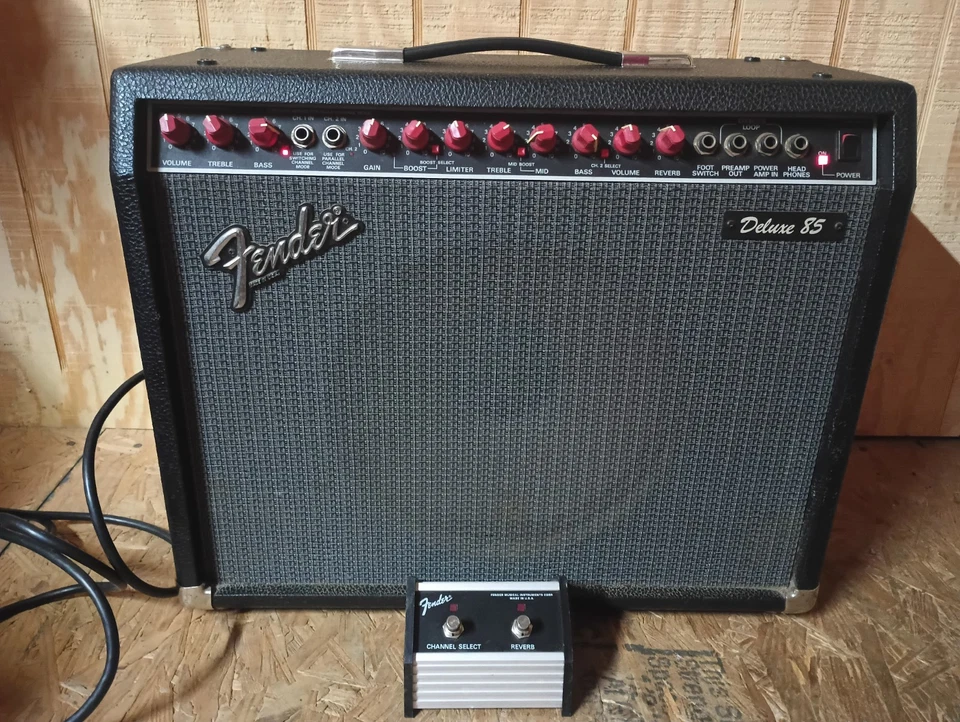 Fender Deluxe 85 Solid State Guitar Amplifier - USA - Fender  Combo Amp - 12"  - Image 1 of 4