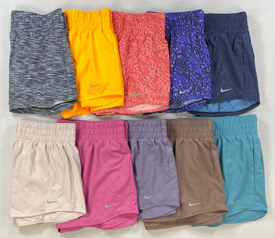 Pantalones cortos forrados de tiro medio holgados Nike Dri para mujer Foto 1 de 1