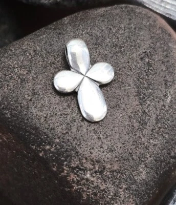 Colgante Cruz Segmentada James Avery Retirado Plata de Ley Foto 1 de 2