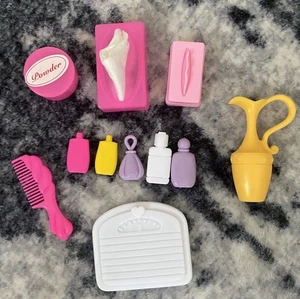 Vintage Barbie Badezimmer Zubehör Set Waage Lotion Gewebe Puder Kamm - Bild 1 von 7
