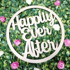Aro de madera personalizado Happily Ever After nombre de boda - ¿Pintado en pared con flores? - Imagen 1 de 2