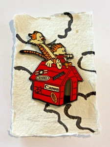 Spilla smaltata Raid71 Calvin & Hobbes FIRMATA su carta d'artista - NUOVA - Foto 1 di 2