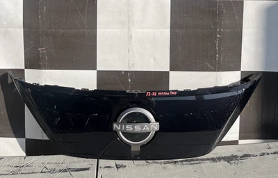 Parrilla Nissan Leaf 2023 2024 2025 con emblema usada OEM 62072 6WK5A Foto 1 de 4