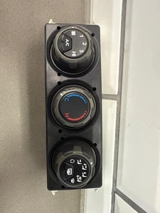 04-06 Pontiac GTO 2-Door Manual Temperature Climate Control - Picture 1 of 12