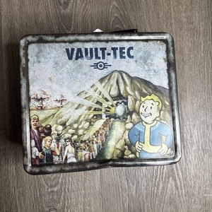 Fallout 3 Collectors Vault-Tec Bolsa de hojalata "desgasteada" fiambrera solo abolladuras - Imagen 1 de 12