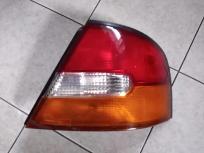 Luz trasera derecha Nissan Altima 1998-1999 lado del pasajero OEM Foto 1 de 3