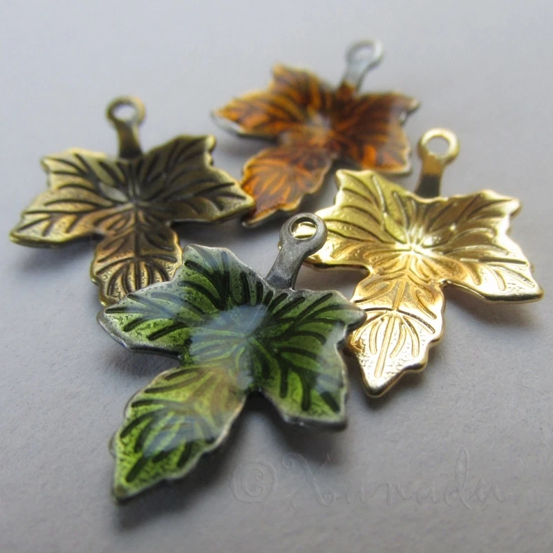 Осенние кленовые листья золото бронза и эмаль подвески смесь CM6373 - 20, 40 или 60 шт. - Изображение 1 из 4