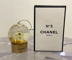 Chanel Globo de Nieve Navidad Adorno Dije 2021 Limitado Novedad Sin Usar X9 - Imagen 1 de 2