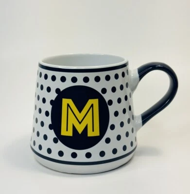 Caneca de café Letter M branca com bolinhas azuis Michigan Wolverines Colors 12 oz - Imagem 1 de 4