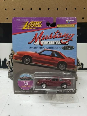 Ford Mustang 1988 Johnny Lightning 5.0 Mustang Classics Series en rojo oscuro Foto 1 de 3
