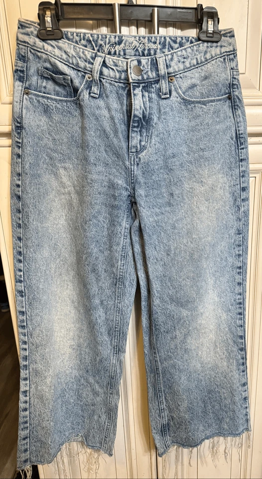 Pantalones de mezclilla recortados Universal Thread para mujer pierna ancha dobladillo deshilachado azul lavado ácido talla 4 Foto 1 de 4