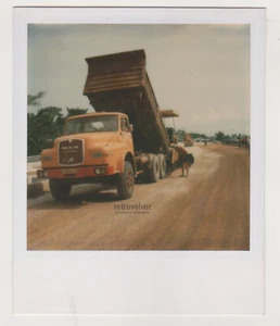 Camión diésel MAN Roadwork - 1977 Libreville Gabón Vintage Polaroid® foto antigua - Imagen 1 de 8