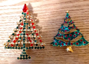 Dos alfileres de árbol de Navidad con diamantes de imitación y esmalte, uno con guirnaldas realmente colgantes - Imagen 1 de 3