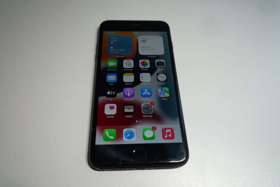 Apple iPhone 7 Plus - 32GB - Jet Black (Unlocked) A1784 (GSM) - Image 1 of 4