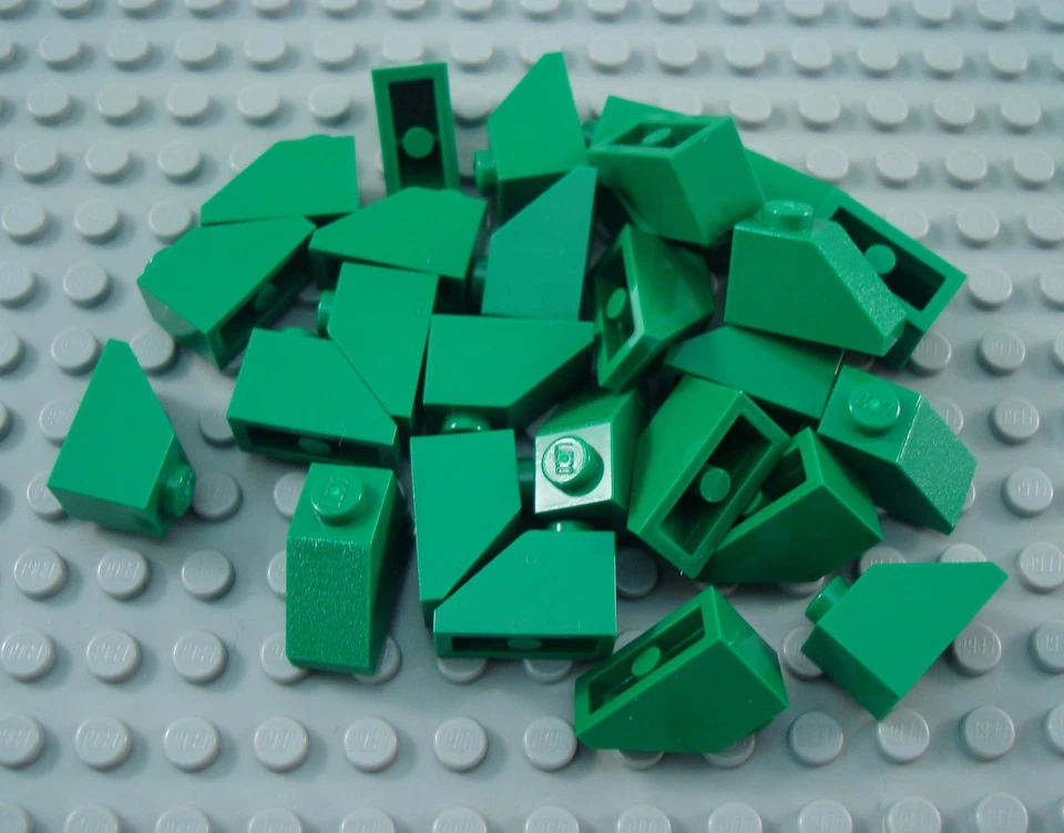 LEGO Lot of 25 Green 2x1 Slope Pieces - Image 1 of 1