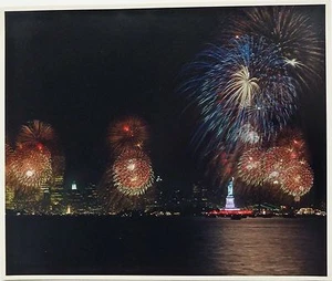 Ektacolor-Druck eines Feuerwerks über der Freiheitsstatue & Skyline von New York City - Bild 1 von 1