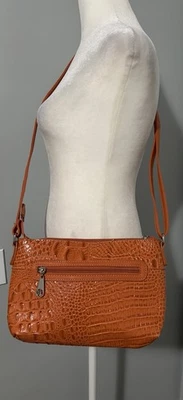 M.C. Cartera Bandolera Madi Claire Cuero Repujado Patrón Caimán Foto 1 de 4