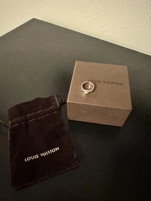 Anillo Louis Vuitton Monograma Logo Moda Joyería Plata y Oro Foto 1 de 4