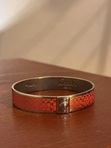 Bracciale COACH lettera C LOGO firma smalto rosa/rosso e tono oro - Foto 1 di 6
