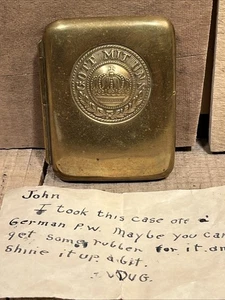 Étui à cigarettes allemand WWI en laiton GOTT MIT UNS avec billet de soldat manuscrit PBG - Photo 1/14
