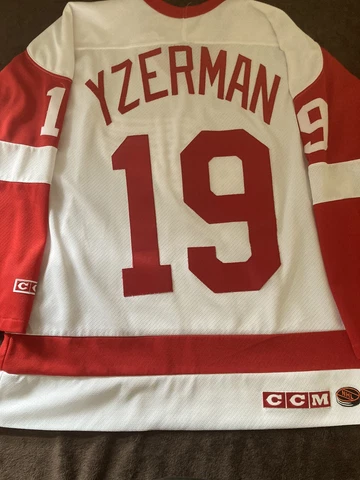 CCM Steve Yzerman Detroit Red Wings Jersey Size L Cover