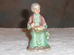 VINTAGE SELTENE KRONE KÖNIG FIGUR ALTE FRAU SITZT AUF EINEM STUMPF MIT KAROTTEN - Bild 1 von 2
