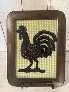 Vintage handgehäkeltes Hahn Bild gerahmt auf grün/weiß kariertem Stoff mit Glas - Bild 1 von 11