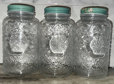 LOTE DE 3 FRASCOS DE VIDRIO DE ALMACENAMIENTO BETSY MUJER PIONERA Y TAPAS DE TORNILLO FLORA 32 oz USADOS Foto 1 de 4