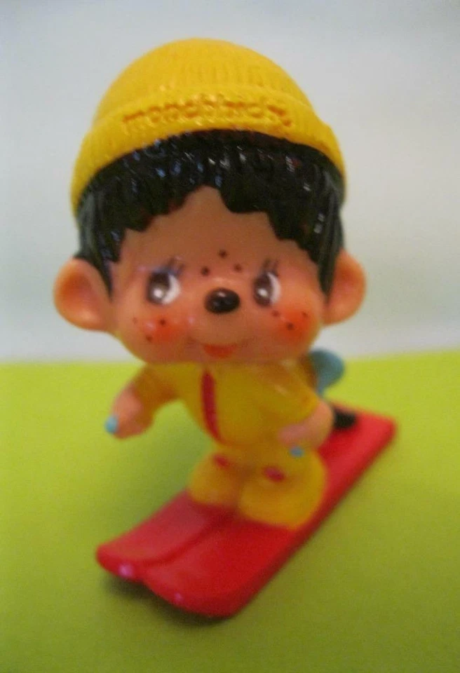 Vintage 1981 MINI MONCHHICHI 2" MACACO MATTEL PVC CACHORRO-QUENTE ESQUIADOR MENINO #5071 - Imagem 1 de 1