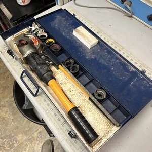 T&B Thomas & Betts TBM12M Hydraulic Crimper With 7 Sets Of Dies. (cc7b - Picture 1 of 14