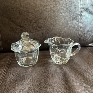 Crema transparente y azucarero cubierto Anchor Hocking Pattern 56 circa 1951 - Imagen 1 de 15