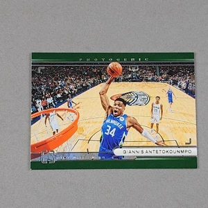 2022-23 Panini Photogenic #3 Giannis Antetokounmpo Con Autorità Bucks Card - Foto 1 di 2
