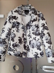 Damen Winterjacke/Steppjacke Schwarz/Weiß Flower Gr. 36 Marke: AMISU - Bild 1 von 7