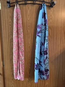 Banjara Conjunto De Dos Bufandas Estampadas Para Mujer Una Floral Usada y Un Colibrí Nuevo Con Etiquetas - Imagen 1 de 6