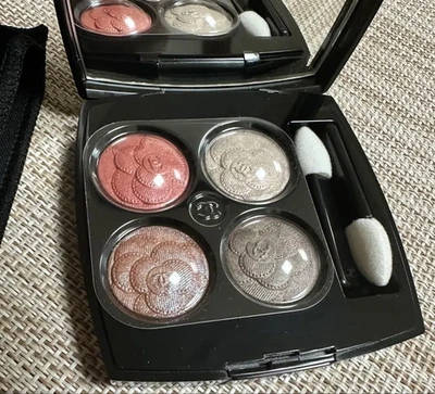 Sombra de ojos Chanel Les 4 Ombres 387 UTOPIA edición limitada Camelia Futura Quadra Foto 1 de 4